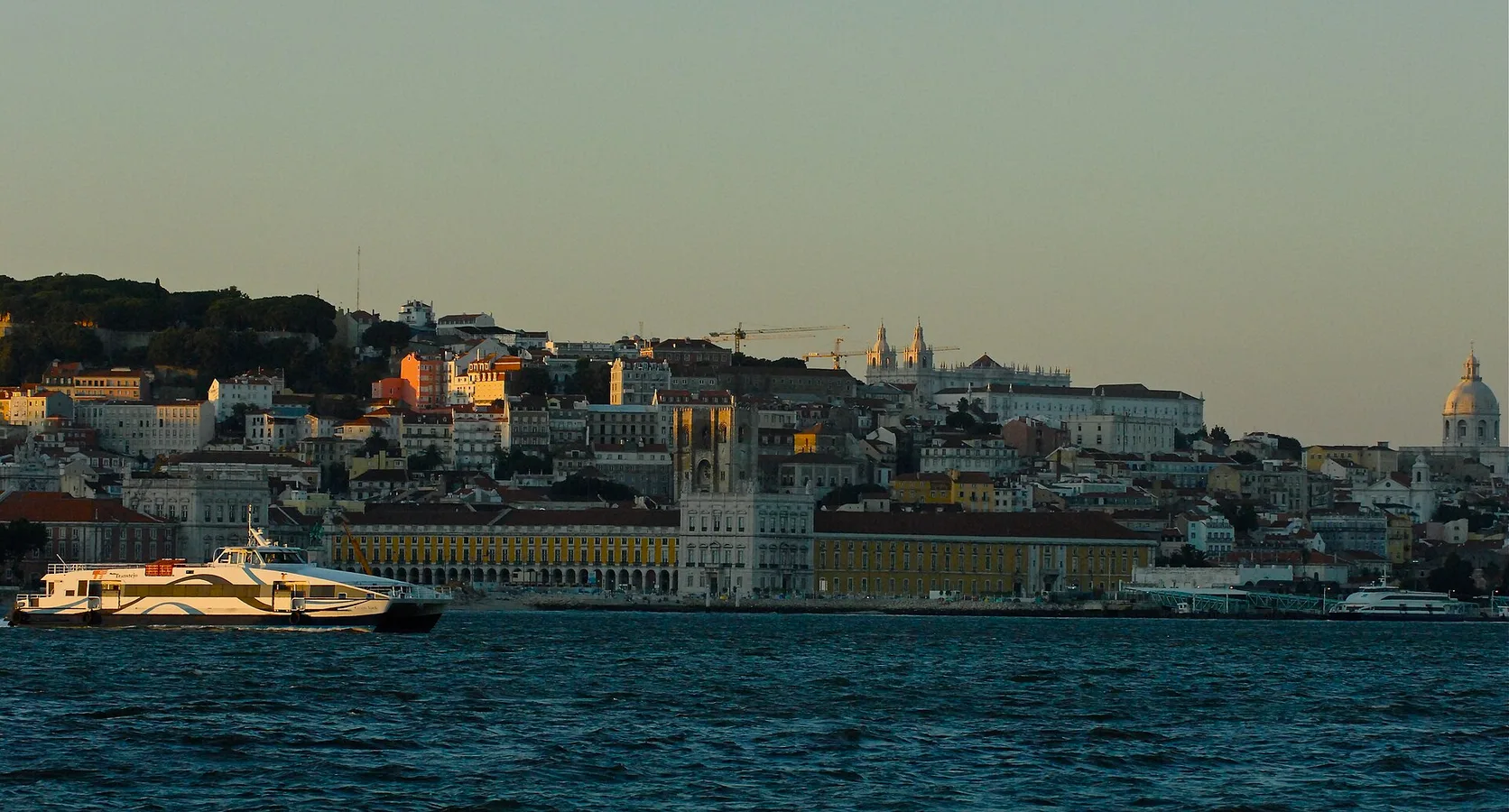 Il lungofiume di Lisbona, São Vicente de Fora e il Pantheon Nazionale al tramonto