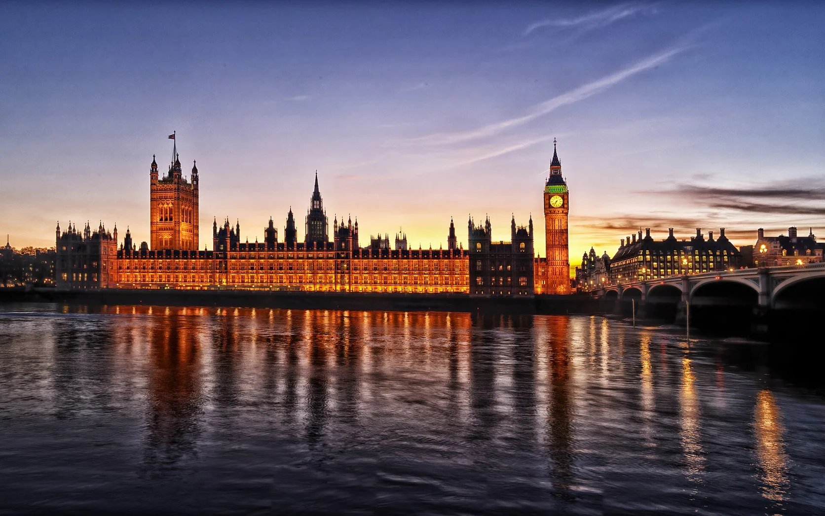 Westminster e il Tamigi a Londra al crepuscolo